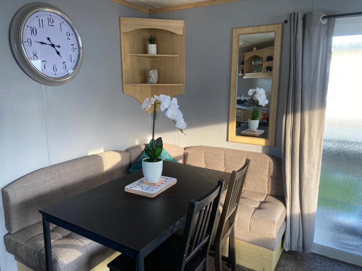 Seaview 190 - Ingoldmells - Pet Friendly, Wifi, Bed Linen - Close To Beach And Fantasy Island - Meadow Lakes Caravan & Lodge Hire Exterior photo