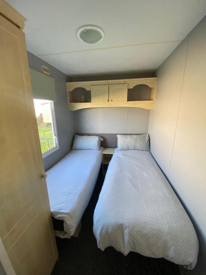 Seaview 190 - Ingoldmells - Pet Friendly, Wifi, Bed Linen - Close To Beach And Fantasy Island - Meadow Lakes Caravan & Lodge Hire Exterior photo